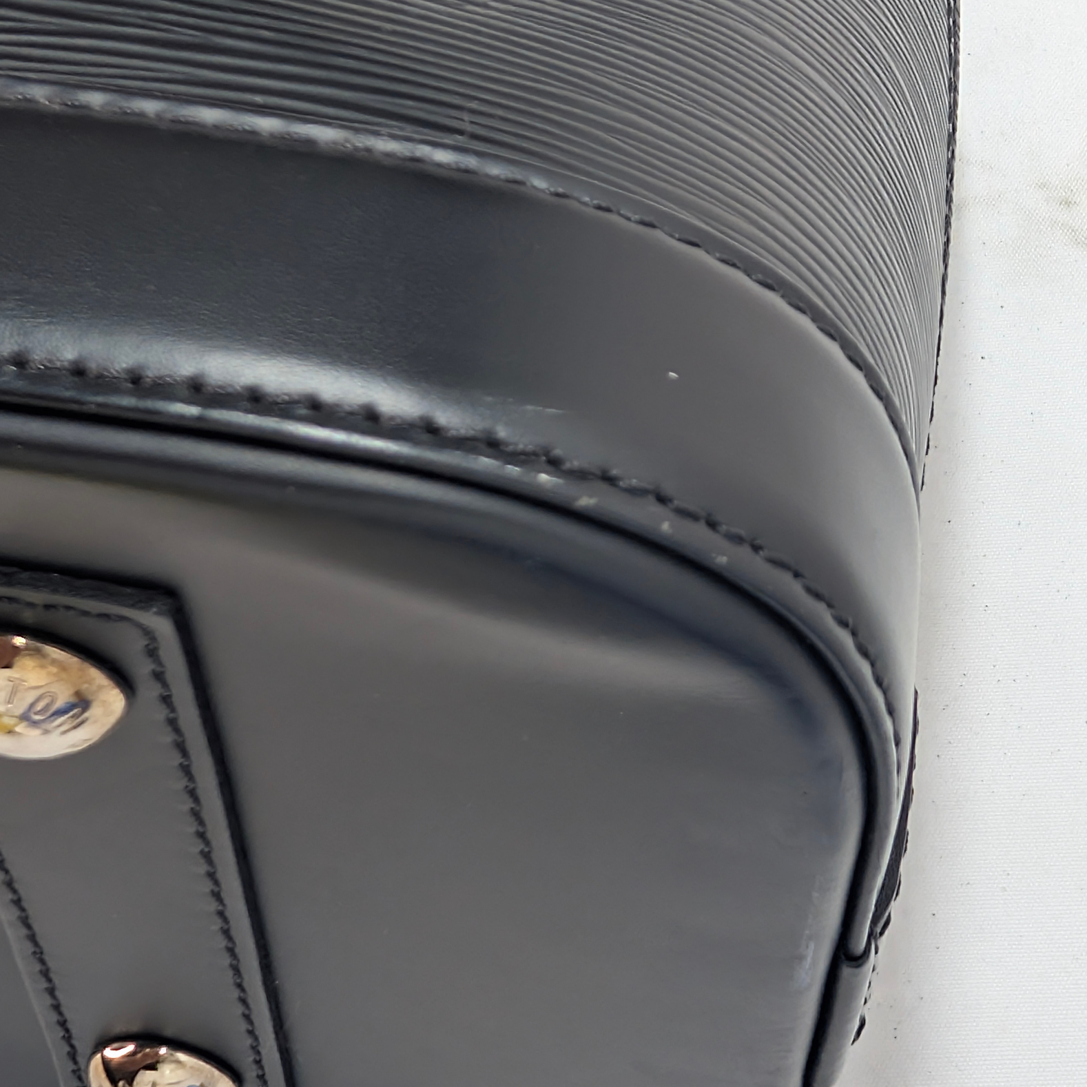 Louis Vuitton Alma MM Handbag Epi Leather Black