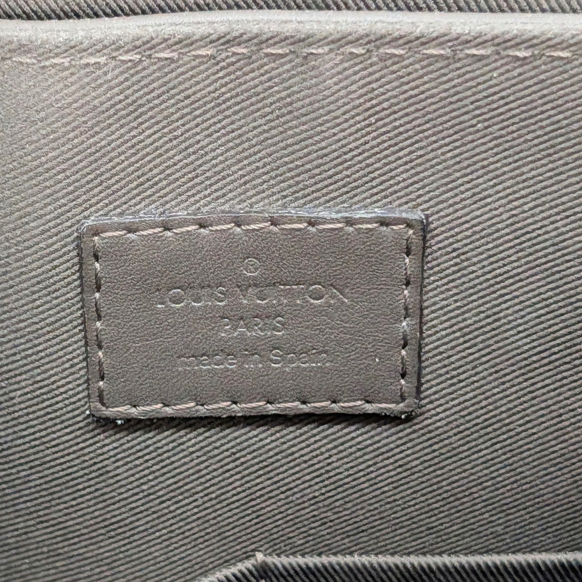 Louis Vuitton District MM Messenger Damier Infini Granit