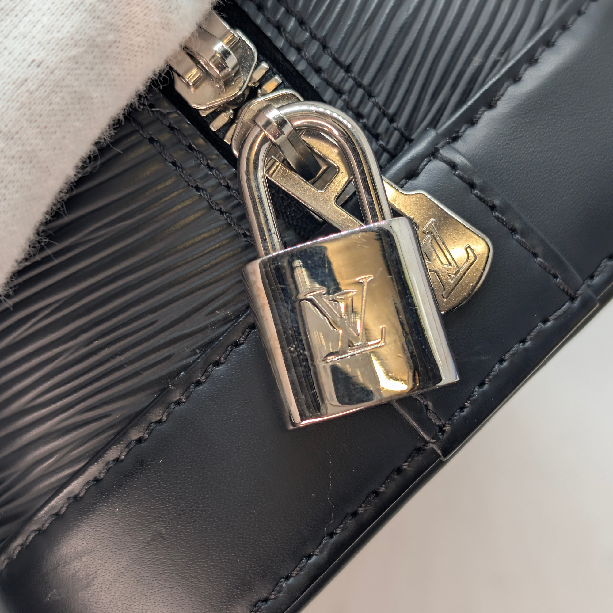 Louis Vuitton Alma MM Handbag Epi Leather Black