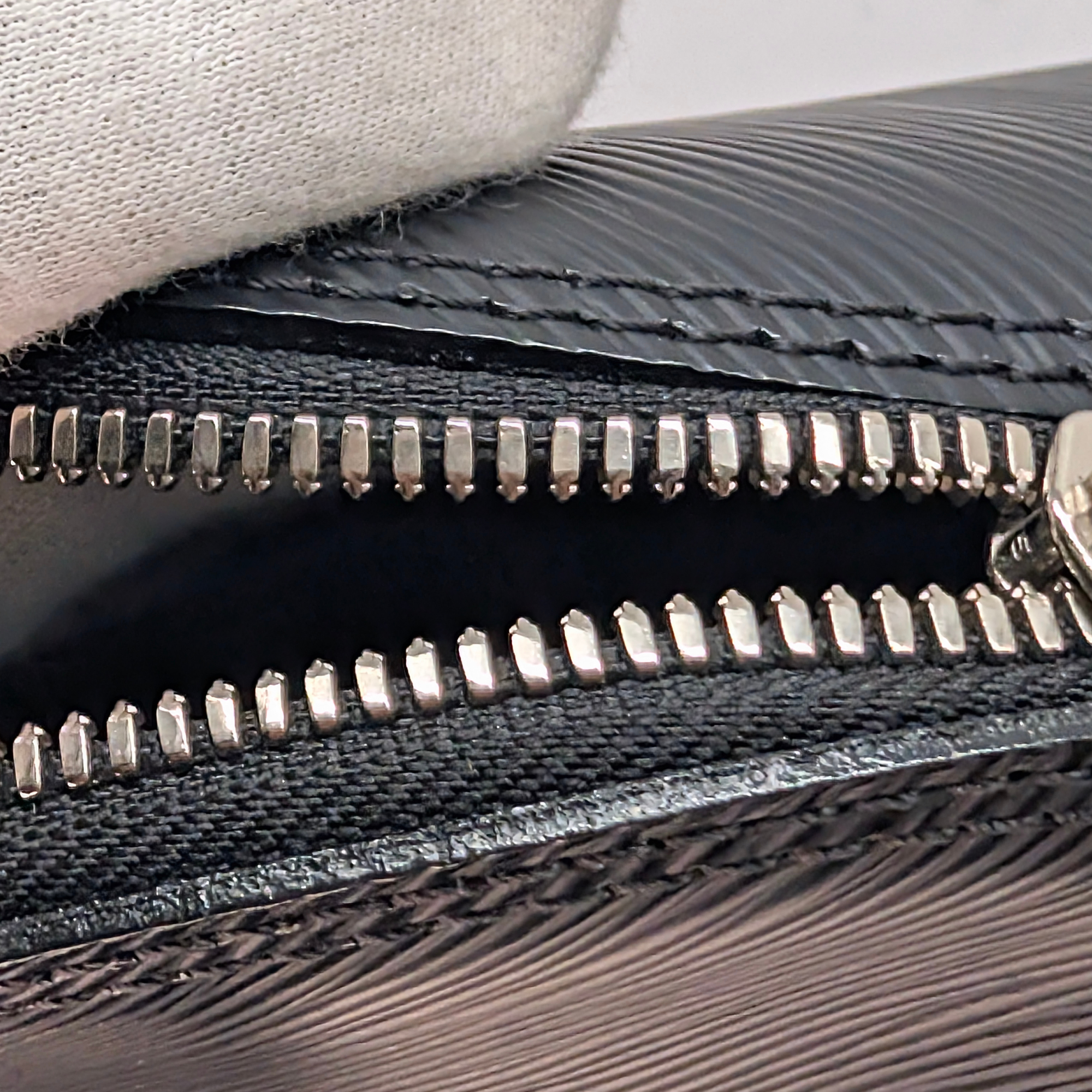 Louis Vuitton Alma MM Handbag Epi Leather Black