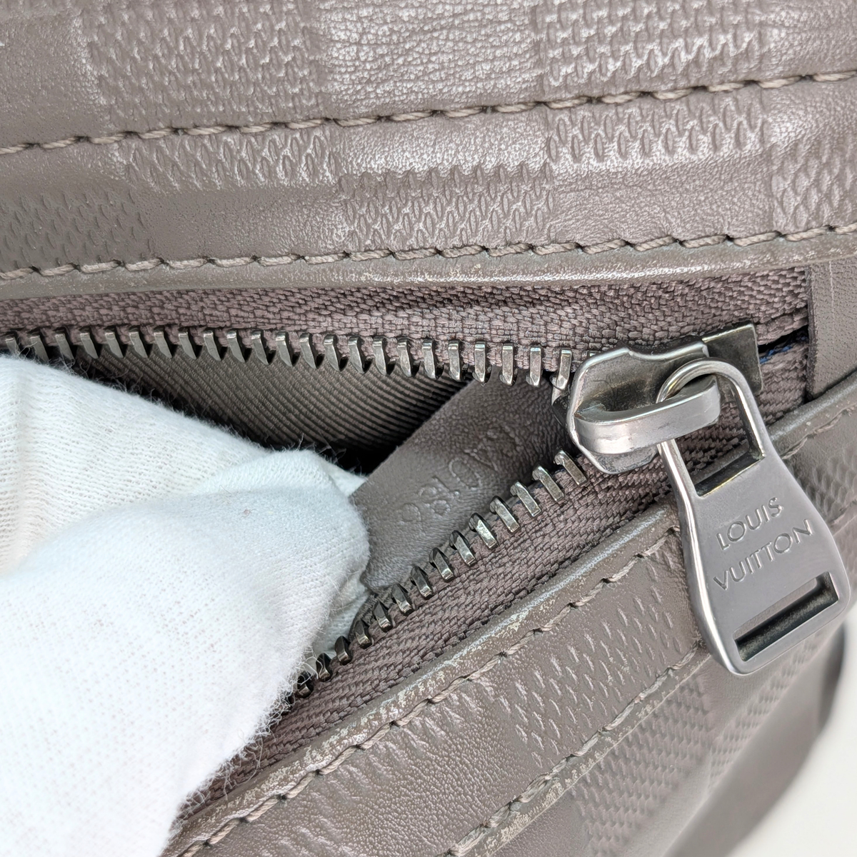 Louis Vuitton District MM Messenger Damier Infini Granit