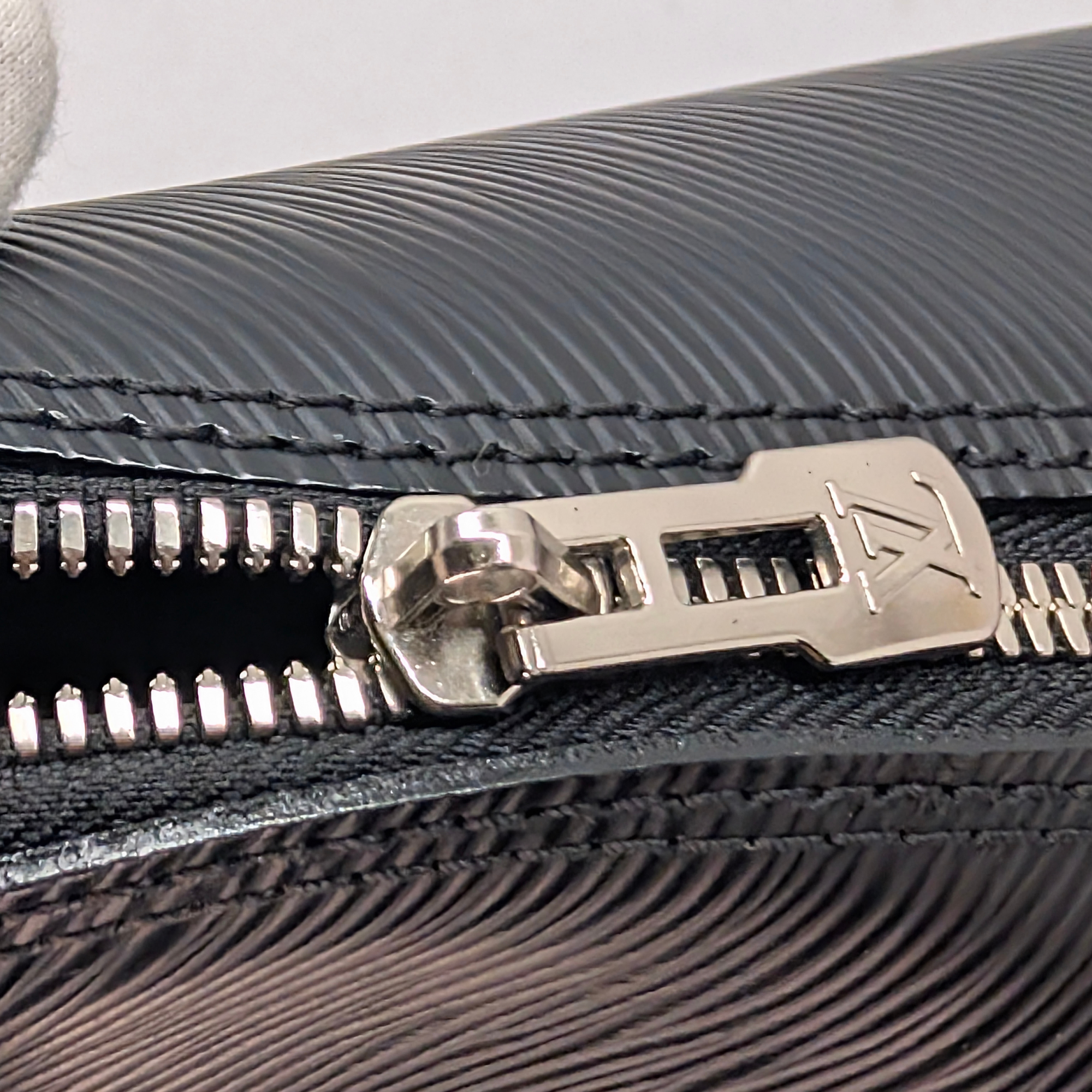 Louis Vuitton Alma MM Handbag Epi Leather Black