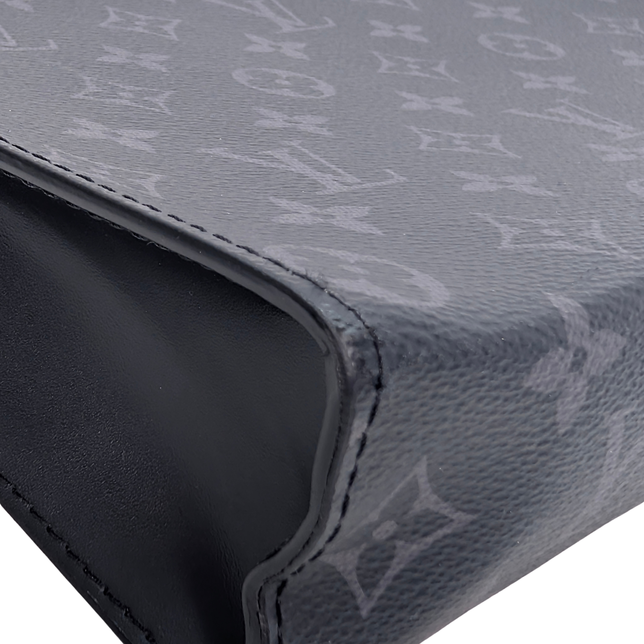 Louis Vuitton Pochette Voyage MM Clutch